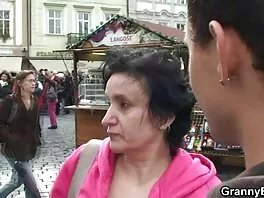 Si vede una mora succhiare un pornovideo italiani grosso cazzo davanti a noi