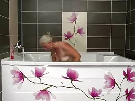 La bionda sta succhiando un italiana tettona cazzo