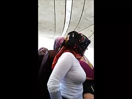 Una bomba dai mamma italiana vogliosa capelli corti in ginocchio mentre arata