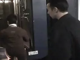 Una troia bollente moglie italiana trio sta massaggiando un cazzo
