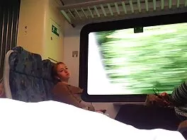 Un uomo di colore e una piccola ragazza bianca ci danno dentro italiane porche