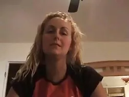 Una bomba video porno mamma e figlio italiani posa nuda sul letto