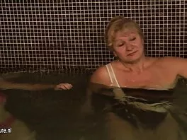 Così maiale mature italiane bella moglie bionda fa l'amore con suo marito venerdì sera dopo il lavoro