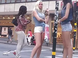 Una ragazza magra gioca con un dildo italiane scopate
