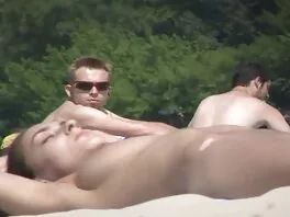 Piccola mora con belle tette italiane troie succhia un grosso cazzo