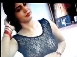 Teen bionda con labbra rosse si masturba in cam pornoitalians