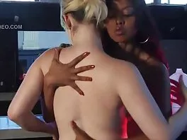 Piccola ragazza con troie casalinghe segni di abbronzatura viene scopata da dietro