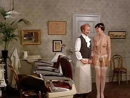 Bionda con le tette finte si mette in filmpornoitaliani mostra