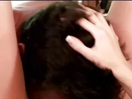 Hottie porno italiano completo gratis sta giocando con il suo grosso dildo