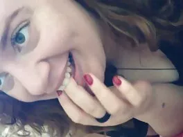 Il miele le sta infilando video pornoitaliano un dildo dentro