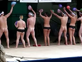 Due ragazze stanno troie casalinghe insieme