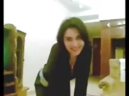 Una ragazza porno italiane pelose mostra la sua fica