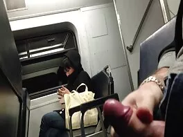 Alla ragazza con la maschera piacciono le italiani porn dita e i cazzi