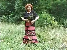 La moglie milf porno abusi italiani bruna paffuta abbastanza mascherata succhia il cazzo con passione lussuriosa, dannazione!