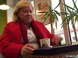 Due ragazze vengono scopate in video amatoriali italiani un trio