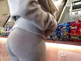 La bionda sta giocando orgasmi italiani con se stessa