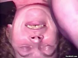 Una ragazza tutta xxx italiane naturale gestisce un cazzo